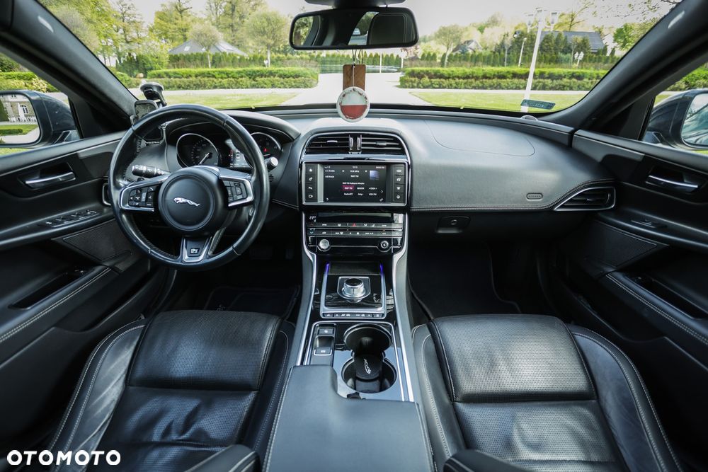 Jaguar XE 20d R-Sport - 24