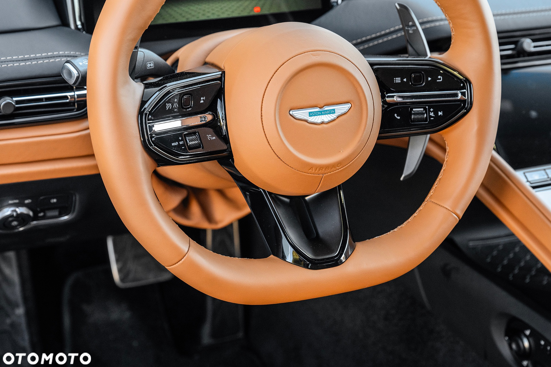 Aston Martin DB12 - 22