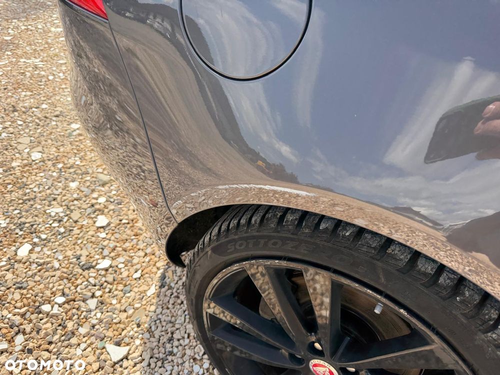 Jaguar XE 2.0 D R-Sport - 32