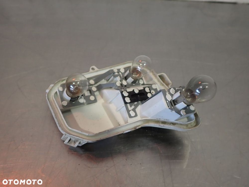 WKŁAD LAMPY PRAWY TYŁ AUDI A4 B7 - 1