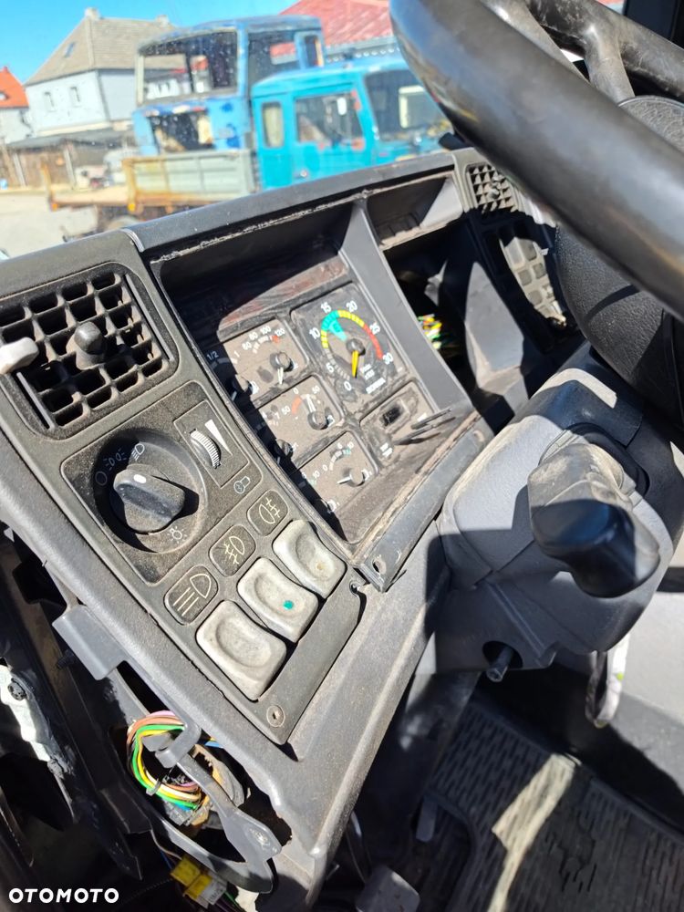 SCANIA R114 na części z 2002 r. silnik skrzynia koło chłodnica lampa szyba drzwi itp - 7