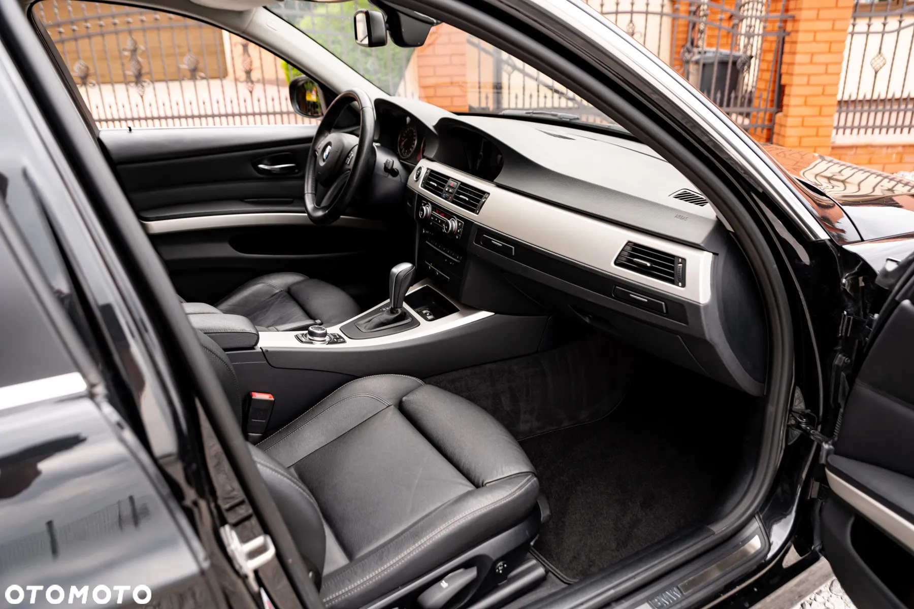 BMW Seria 3 325i xDrive Touring Edition Sport - 24