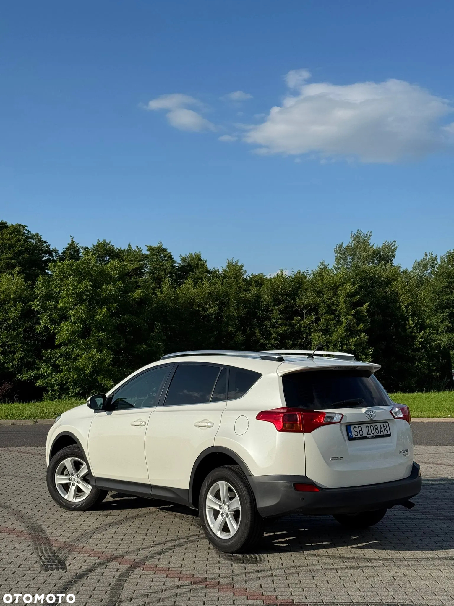 Toyota RAV4 2.5 XLE - 24