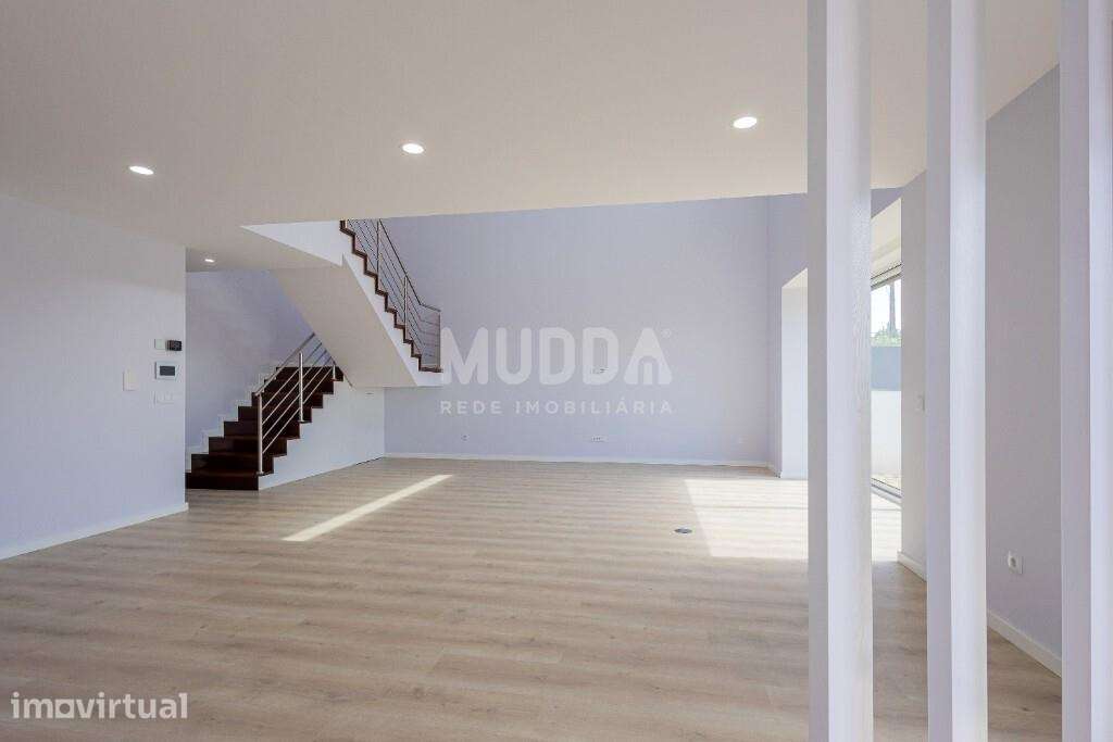 Moradia T4 com Design Contemporâneo e Acabamentos Premium - Grande imagem: 4/30