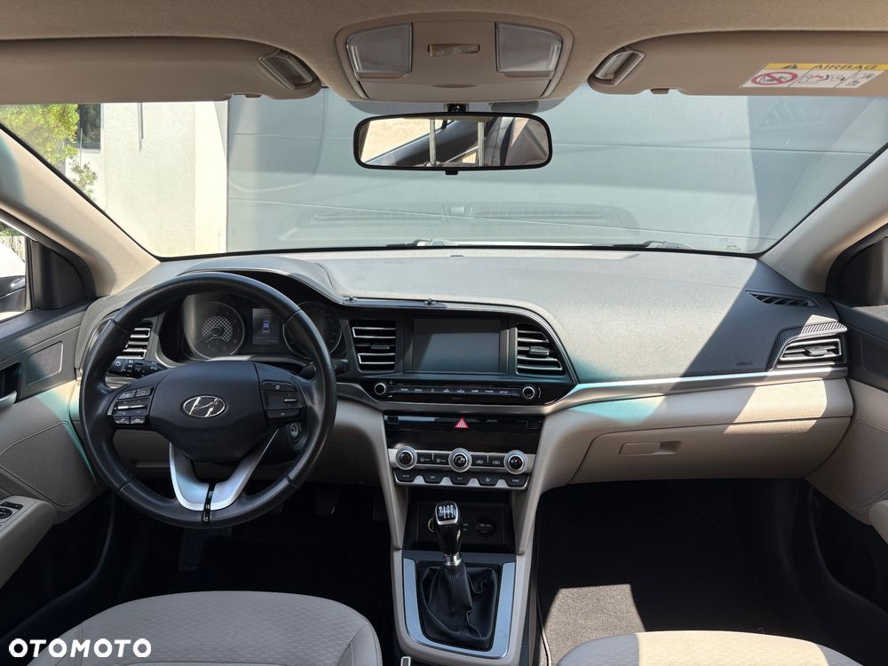 Hyundai Elantra 1.6 Comfort - 9