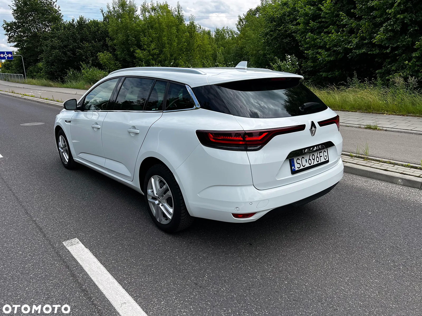 Renault Megane Grandtour TCe 140 GPF EDC BUSINESS EDITION - 4