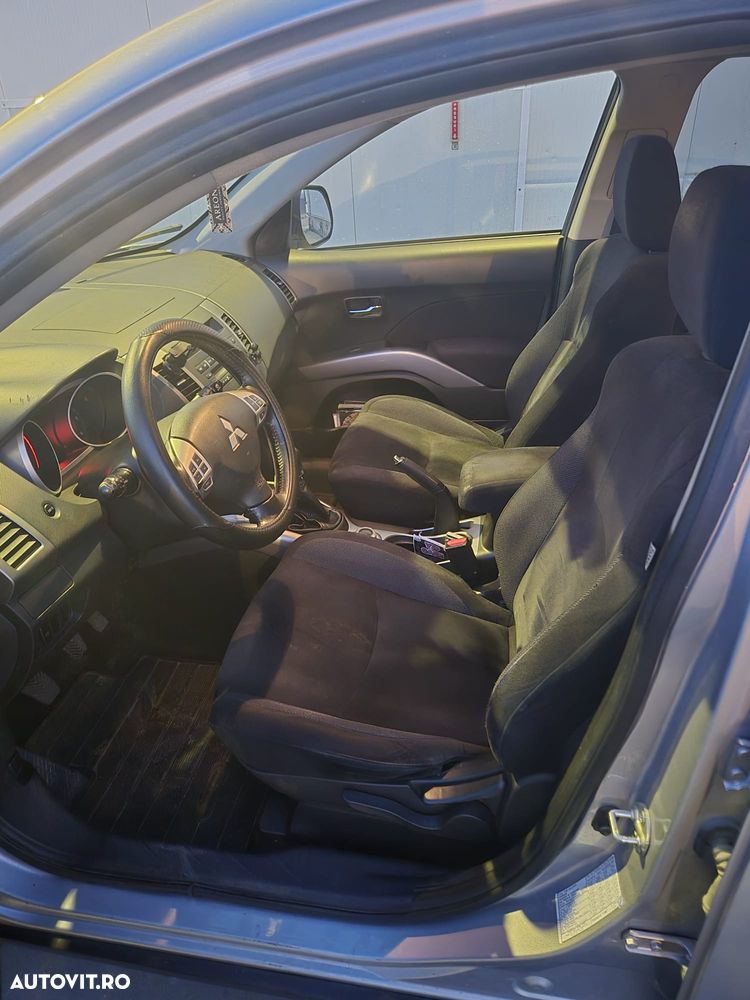Mitsubishi Outlander - 10