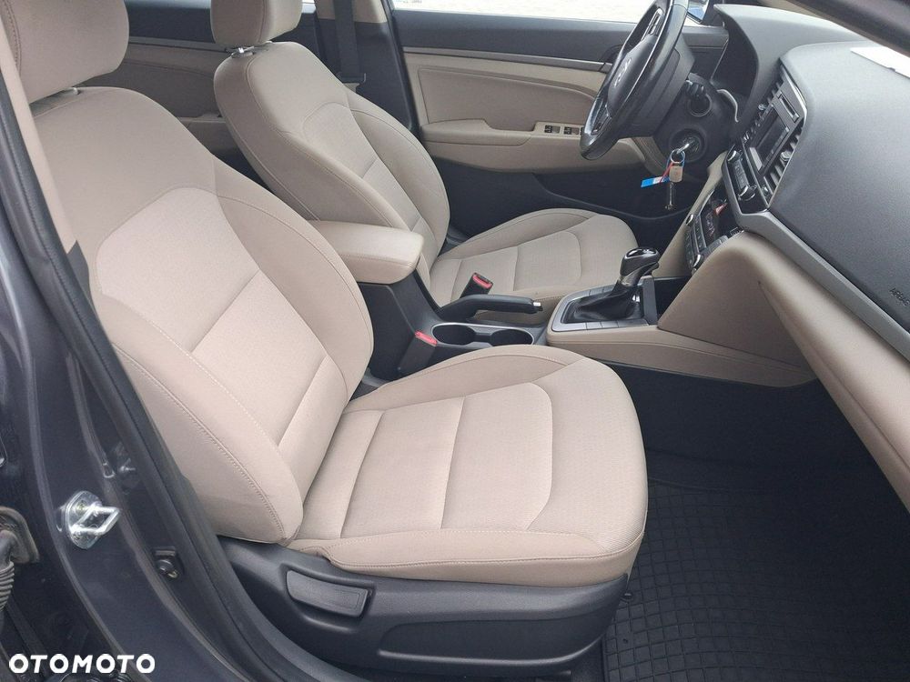 Hyundai Elantra - 29