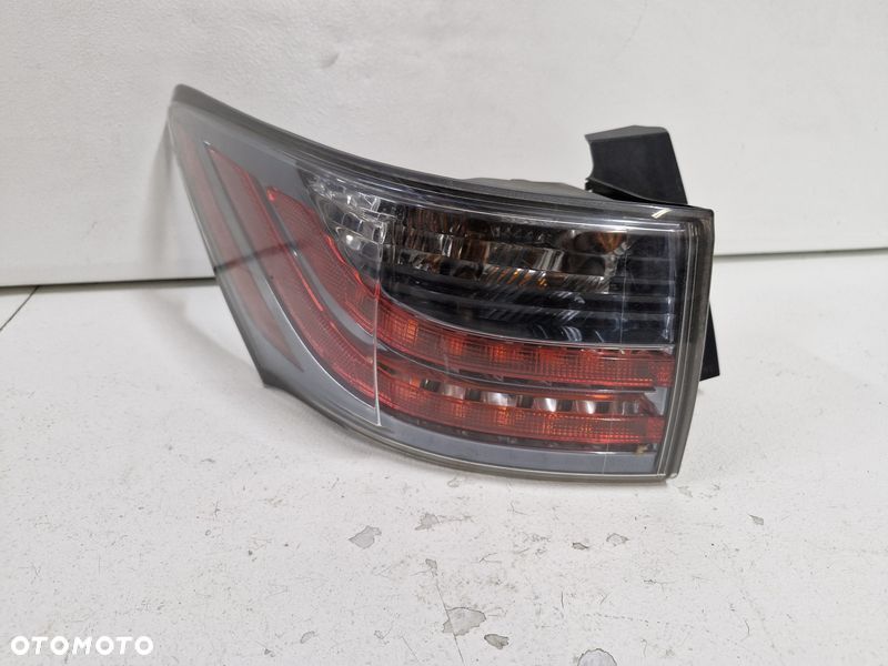 LEXUS CT CT200H LAMPA LEWY TYŁ TYLNA W BŁOTNIK - 1