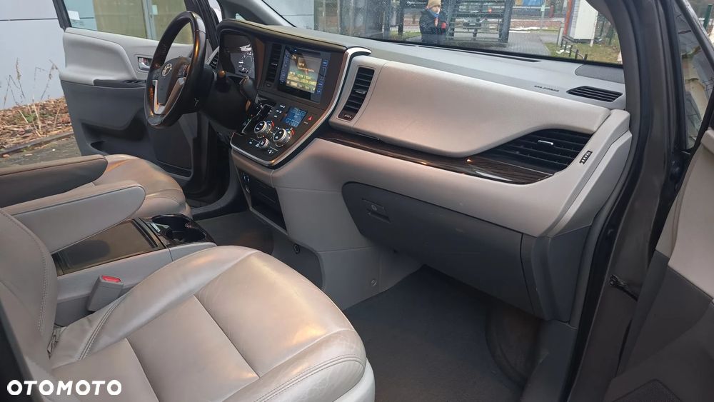 Toyota Sienna - 5