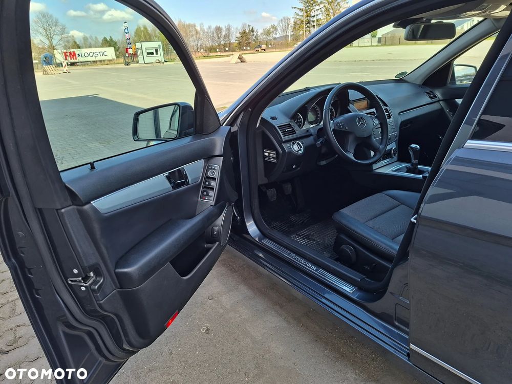 Mercedes-Benz Klasa C 180 CGI BlueEFFICIENCY Avantgarde - 13
