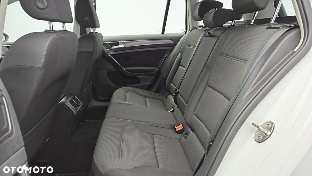 Volkswagen Golf - 22