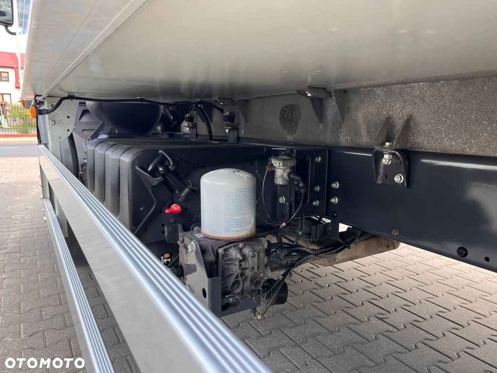Renault D 256KM / DMC 18 / CHŁODNIA + WINDA / SALON POLSKA / FV 23% - 16