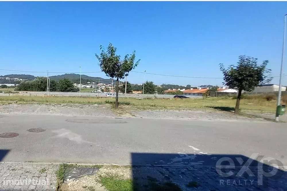 Terreno com projecto aprovado para a construçao de 3 moradias em banda - Grande imagem: 3/8