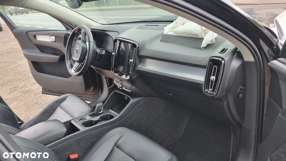 Volvo XC 40 T3 Geartronic Momentum Pro - 26