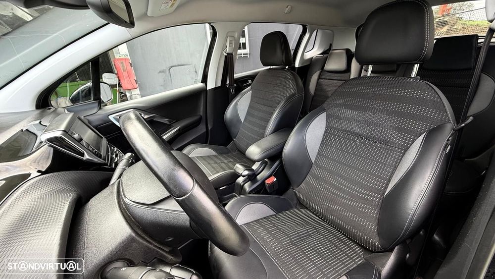 Peugeot 2008 1.2 PureTech Allure EAT6 - 31