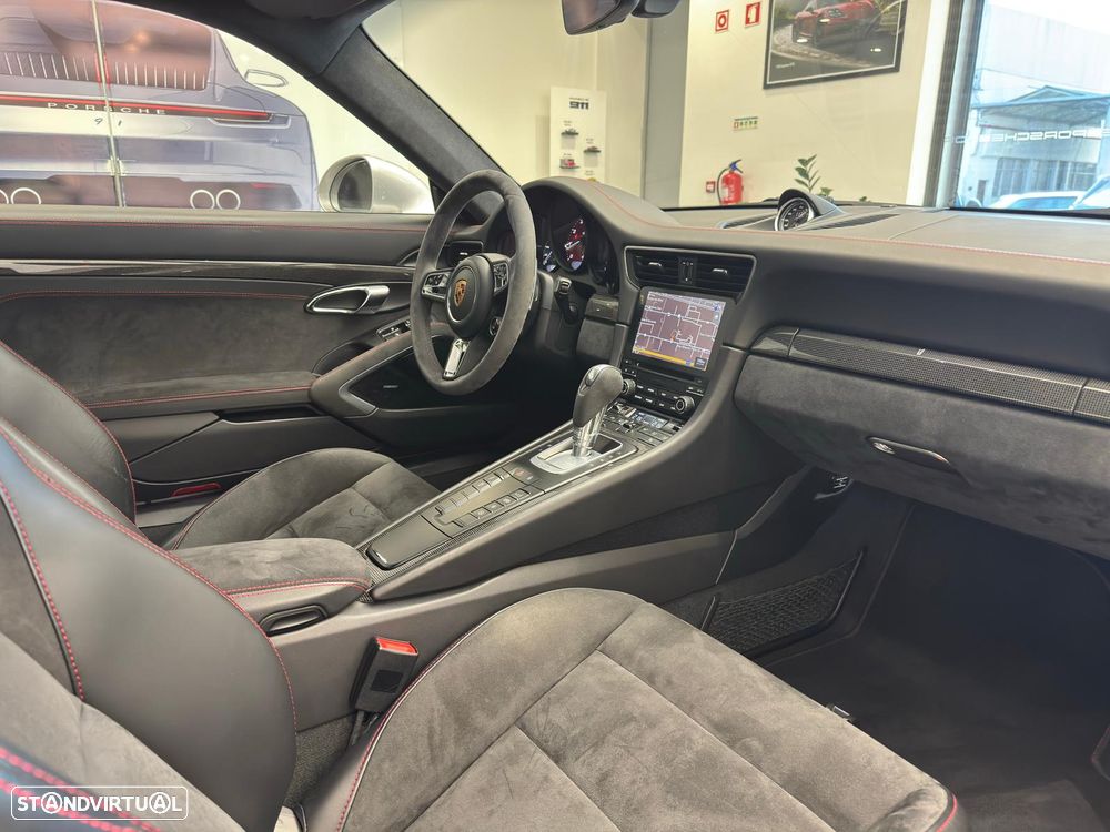 Porsche 911 (991) Carrera 4 GTS PDK - 33