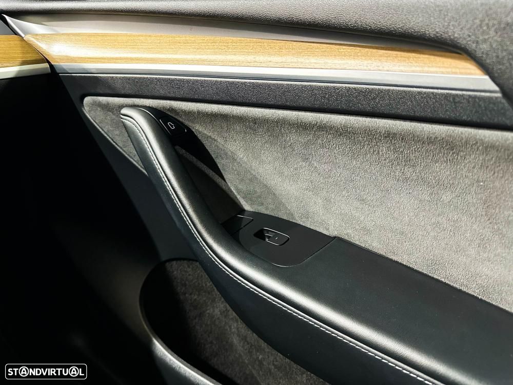 Tesla Model Y Long Range Dual Motor AWD - 29