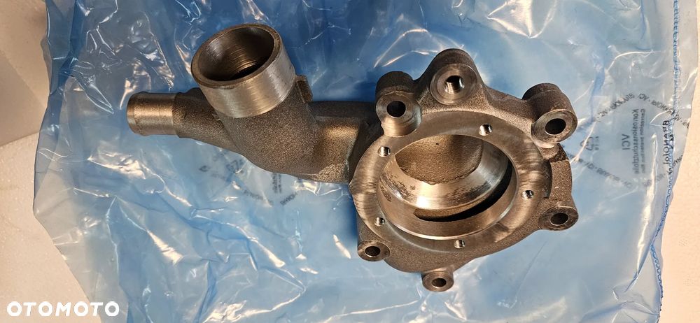 Obudowa pompy wody MERCEDES W123 A6172010201 - 3
