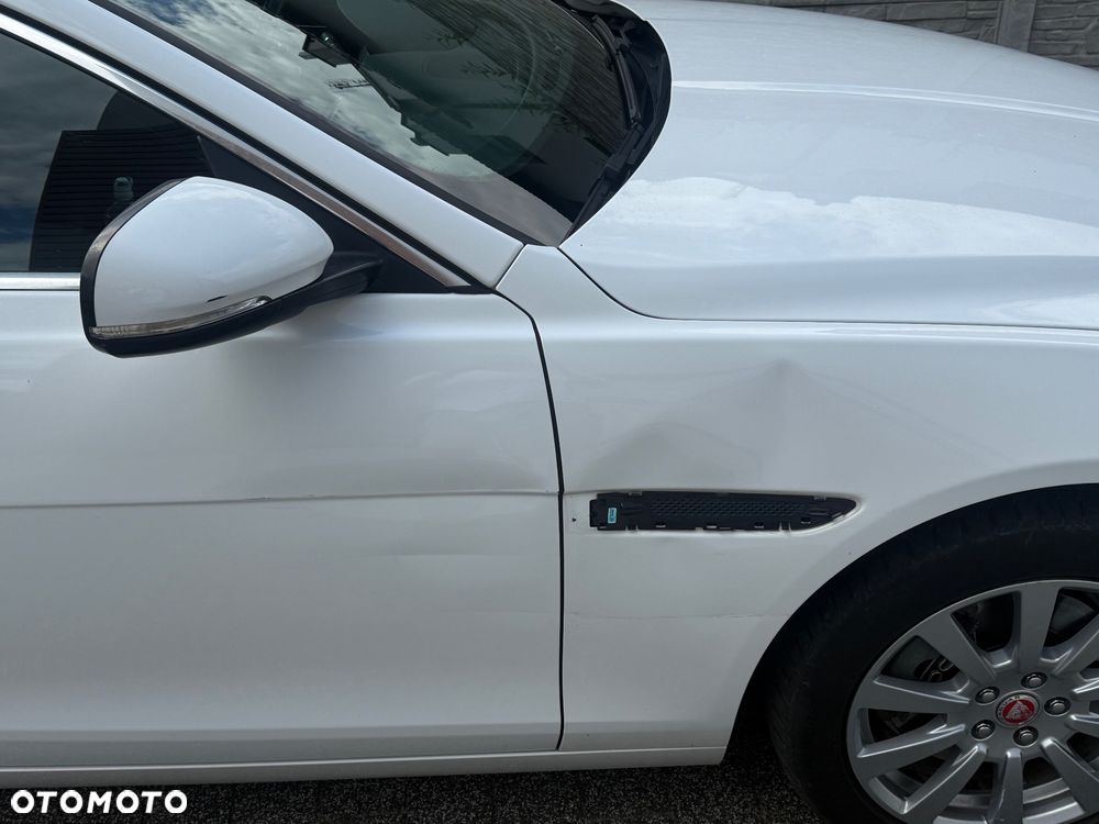Jaguar XE 2.0 D Prestige - 8