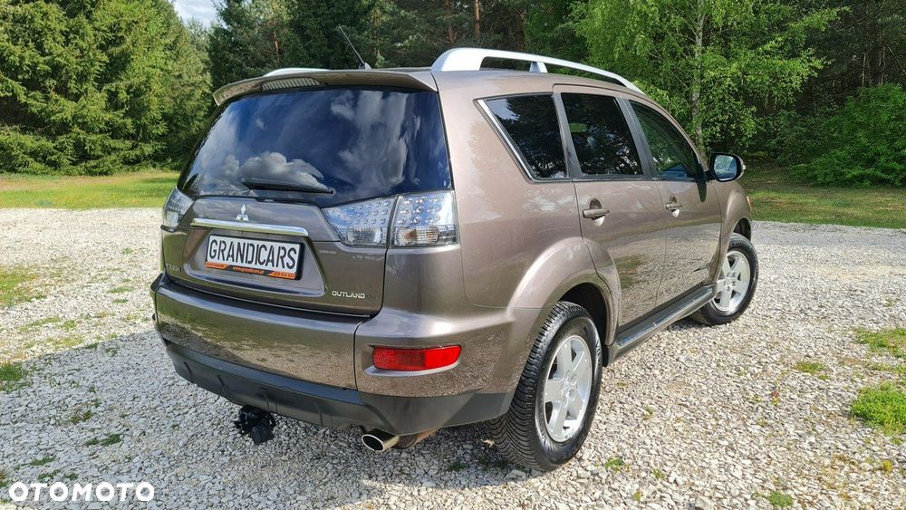 Mitsubishi Outlander - 2