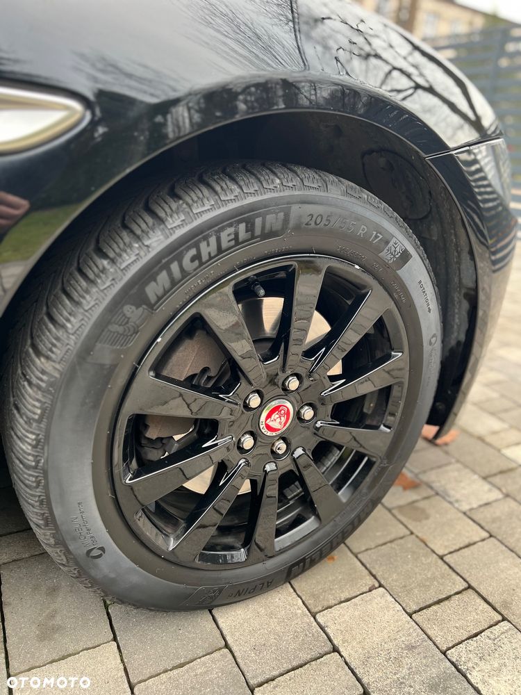 Jaguar XE 2.0 D R-Sport - 26