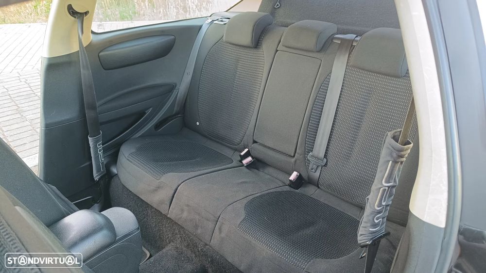 Citroën C4 1.6 HDi 110 VTR - 17
