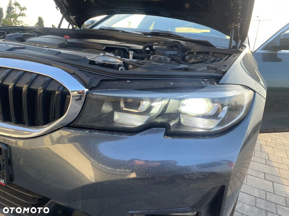 BMW Seria 3 318d mHEV - 22