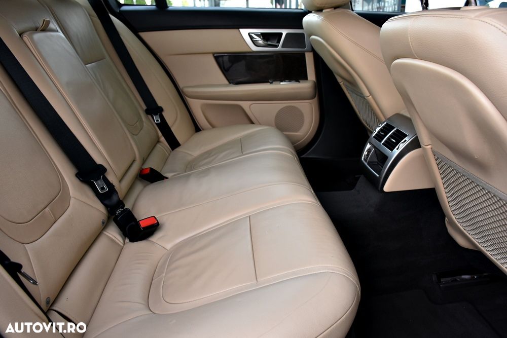 Jaguar XF 2.2 - 18