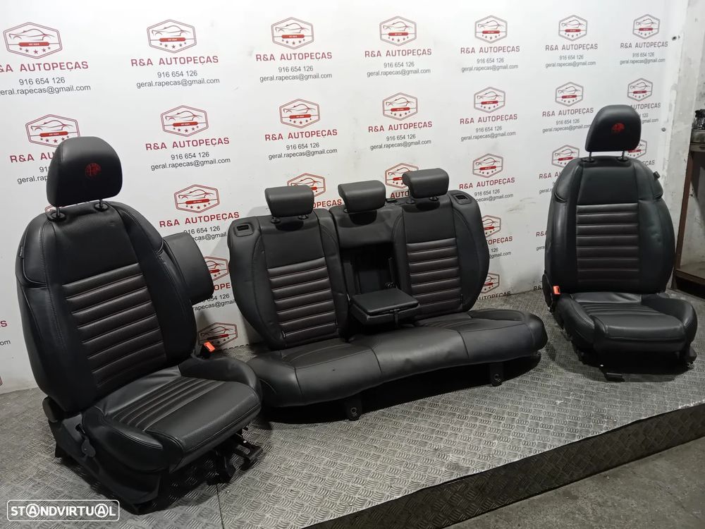 Conjunto de Bancos Alfa Romeo Giulietta em Pele com Costura Vermelha Original - 2