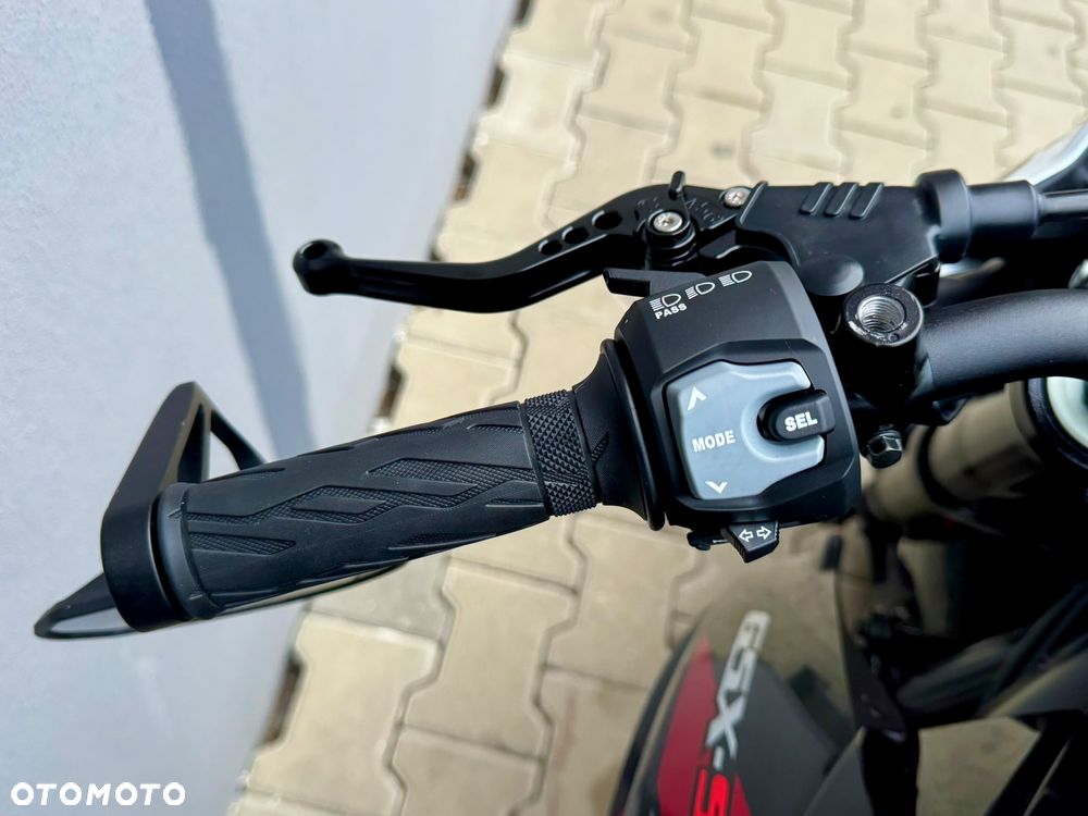 Suzuki GSX - 17