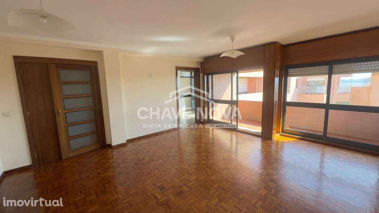 T2 c/ Lugar de Garagem e Arrumo em Santa Marinha (Candal) - Grande imagem: 2/34