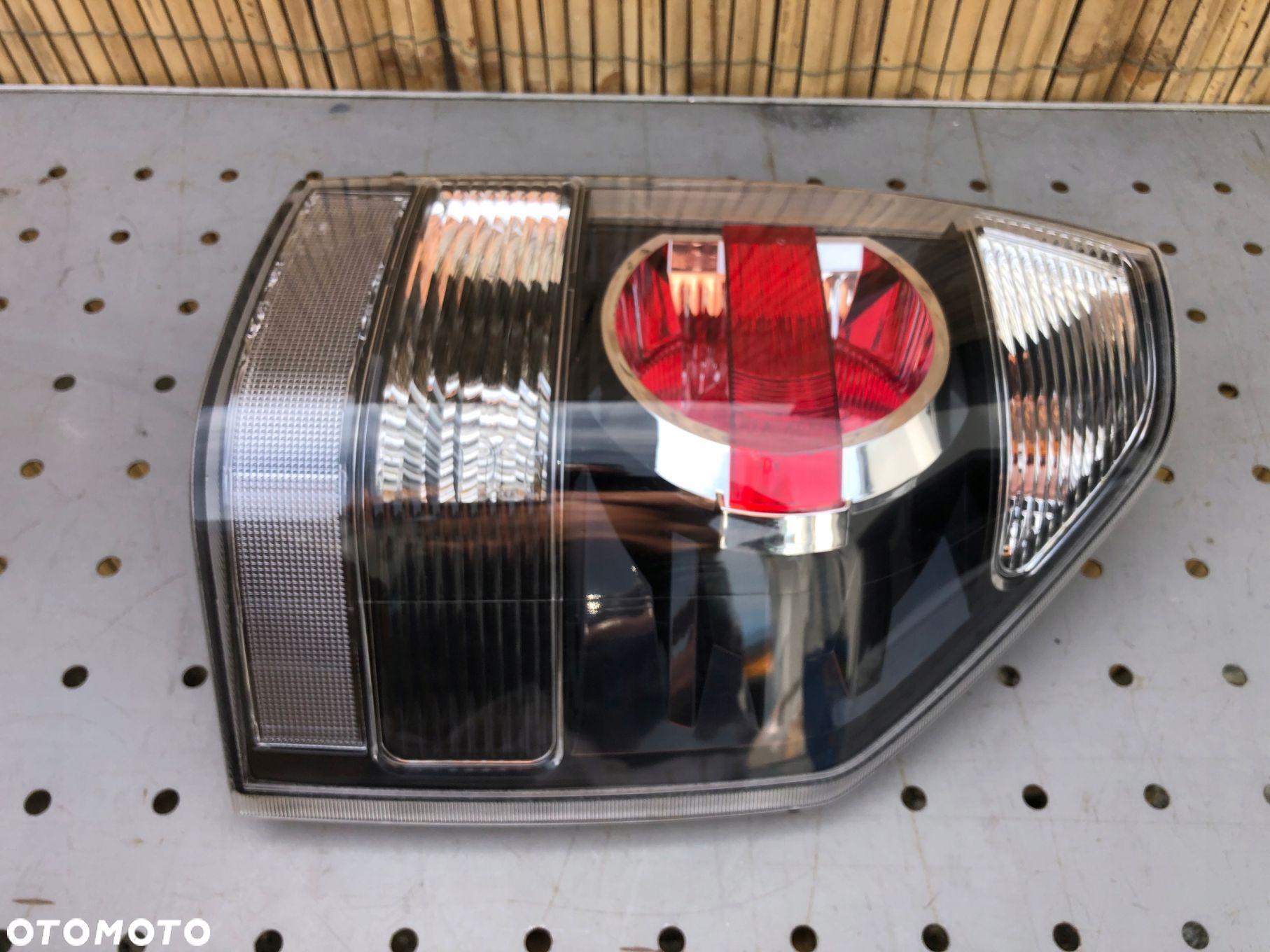 Mitsubishi Pajero IV lampa tylna prawa - 2