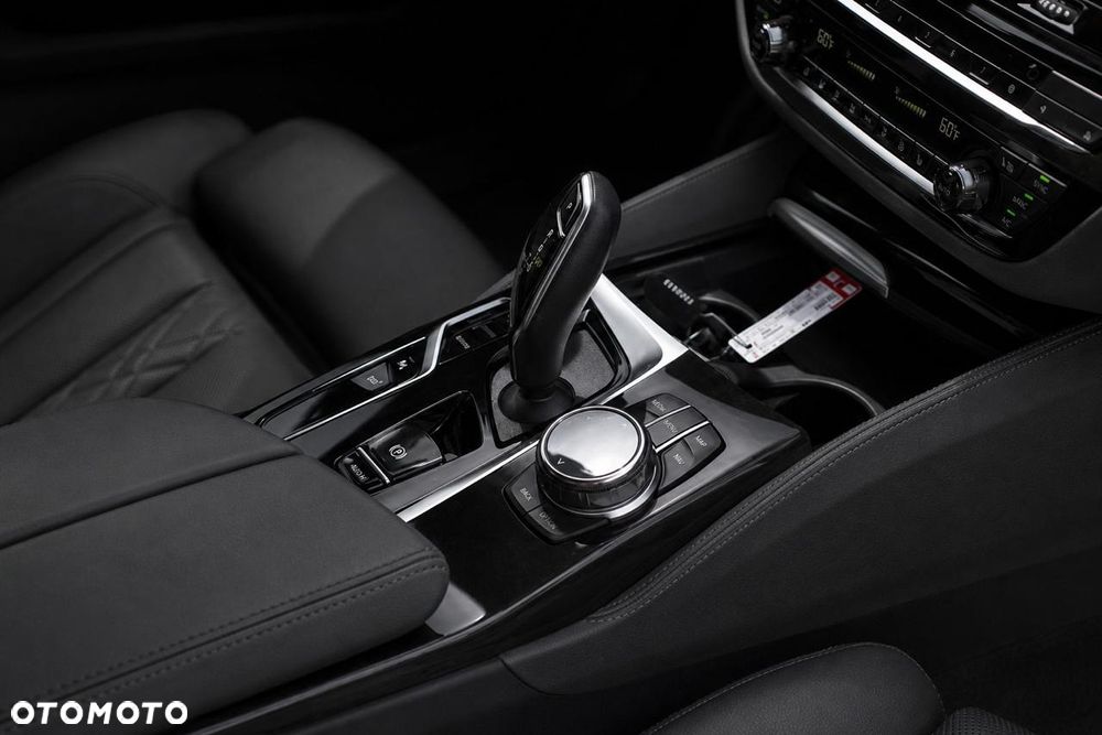 BMW Seria 5 M550i xDrive sport - 16
