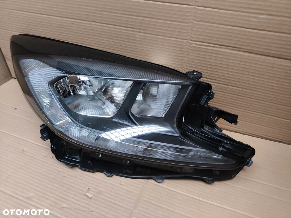 TOYOTA AYGO X LAMPA PRZEDNIA PRAWA EUROPA - 4
