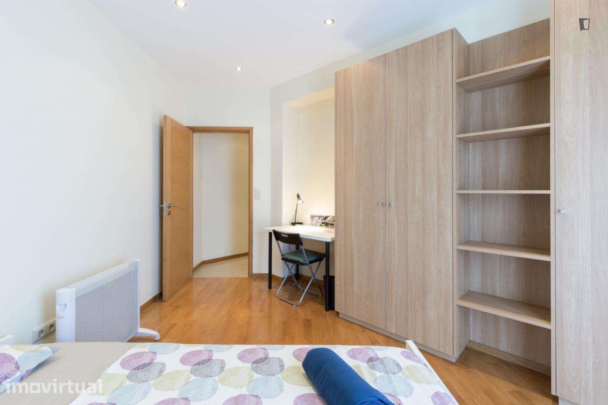 Quarto - localizado em Miragaia Porto - Grande imagem: 3/23