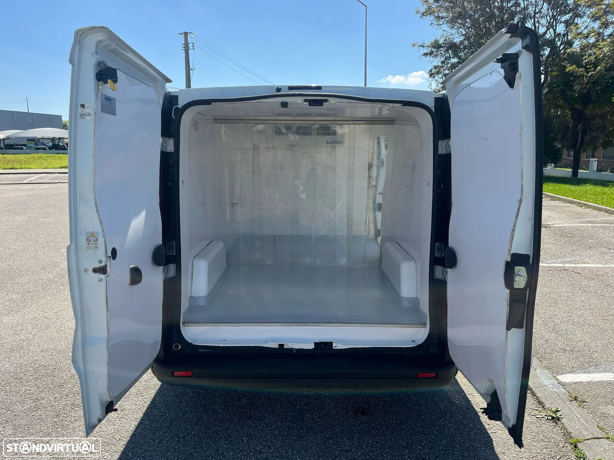 Renault TRAFIC 2.0 dCI 120cv - IVA DEDUTÍVEL - SISTEMA FRIO BALTRINA - 10