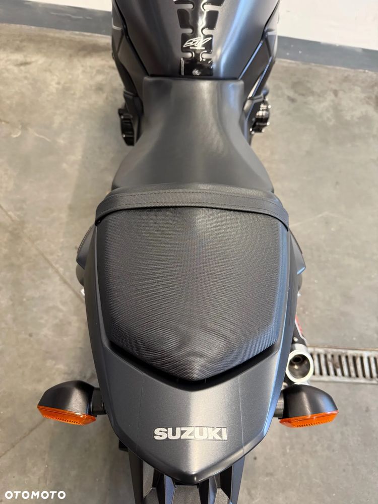 Suzuki GSR - 38