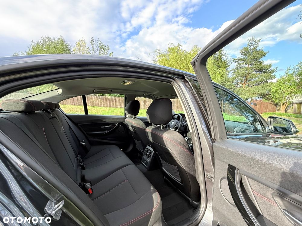 BMW Seria 3 328i xDrive Sport Line - 28