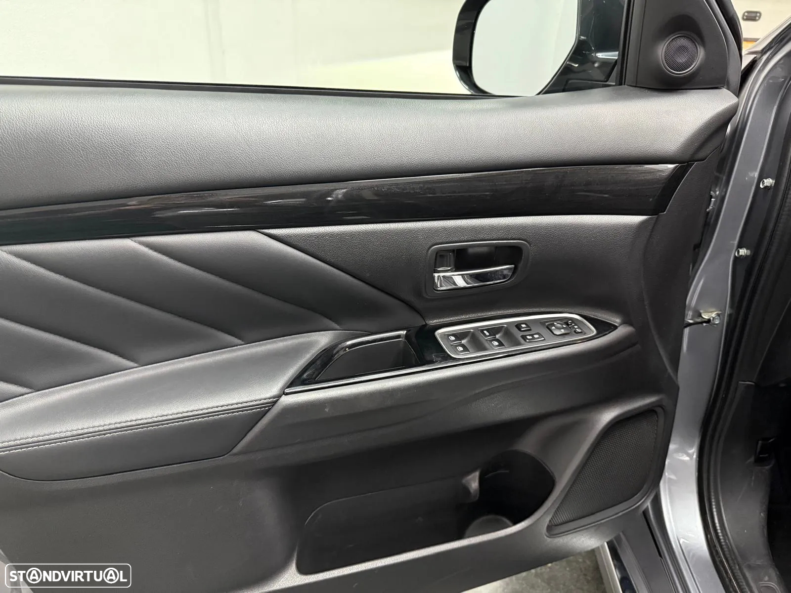 Mitsubishi Outlander 2.0 PHEV Instyle - 35