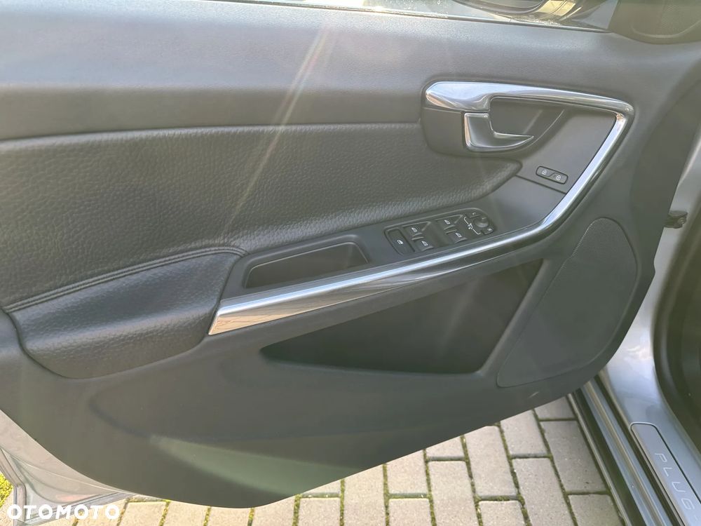 Volvo V60 D6 AWD Plug-in Hybrid Summum - 9