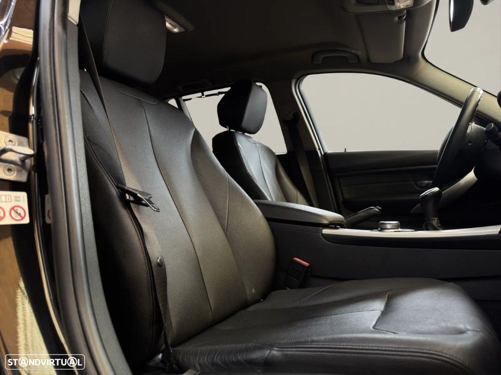 BMW 318 d Line Sport - 16