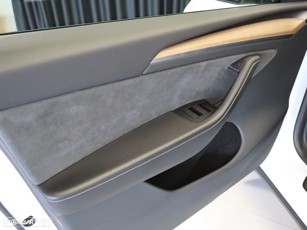 Tesla Model Y Long Range Dual Motor AWD - 19