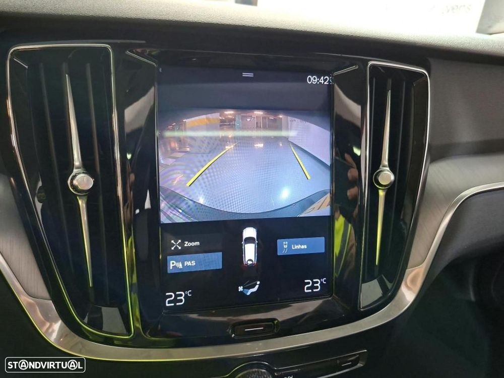 Volvo V60 2.0 T4 Momentum Plus - 25