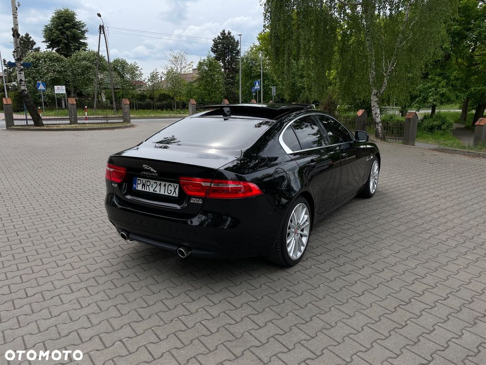 Jaguar XE 30t AWD Portfolio - 4