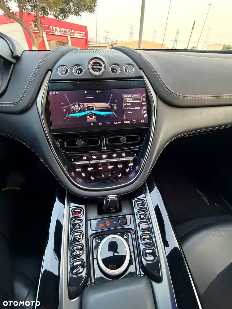 Aston Martin DBX - 12