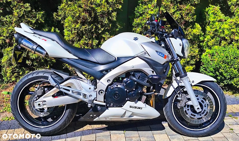 Suzuki GSR - 2