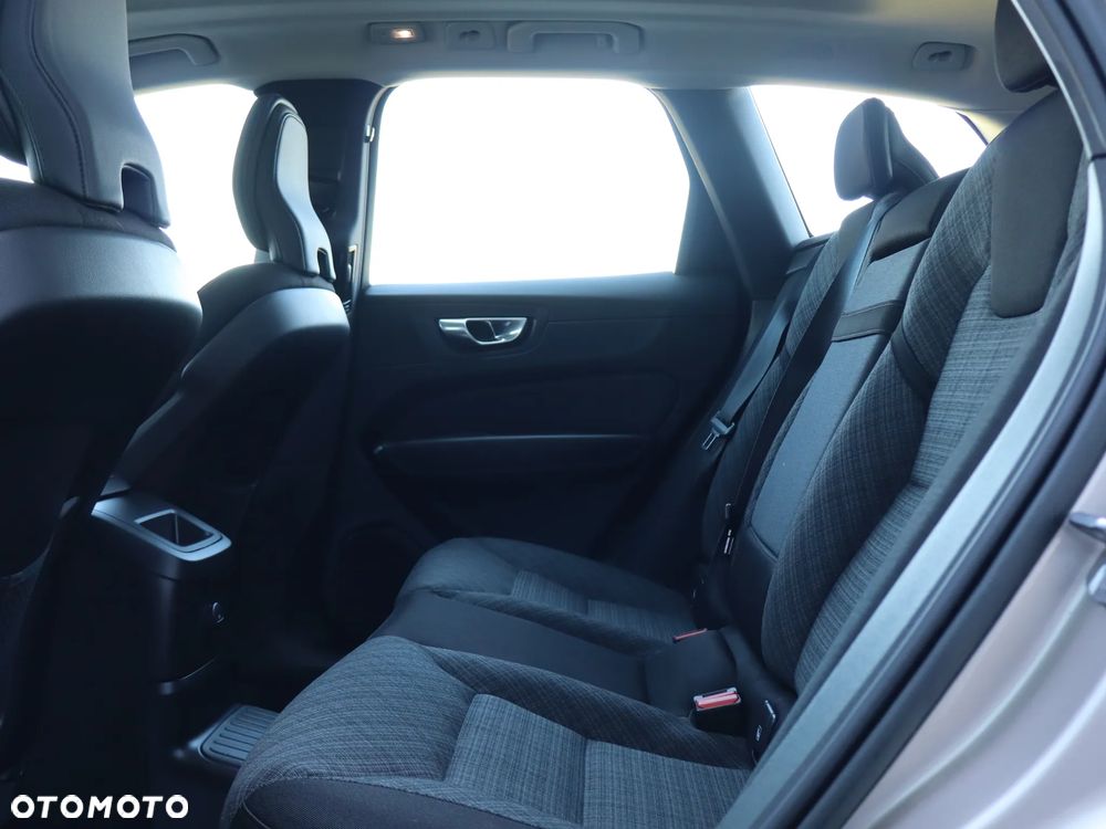 Volvo XC 60 T6 Plug-In Hybrid AWD Core - 16