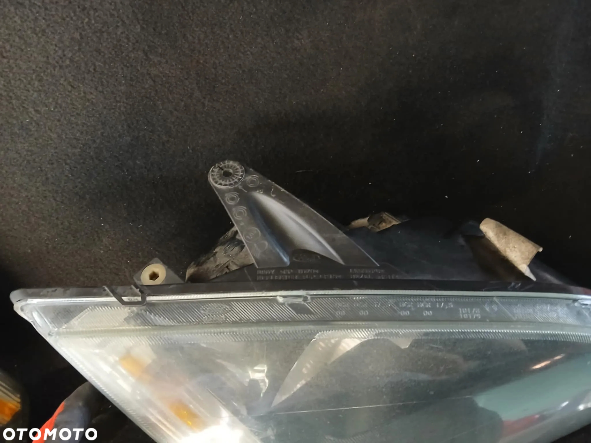 Ford Focus Mk2 Lampa przednia lewa, prawa czarny środek - 4