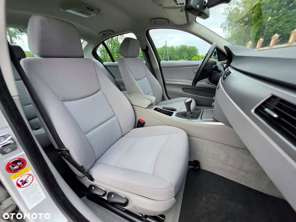 BMW Seria 3 318i Edition Exclusive - 32